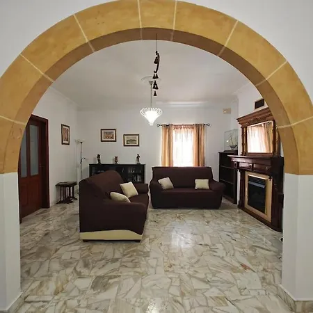 Spacious 4-bedroom *