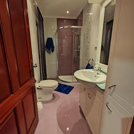 Spacious 4-bedroom Apartamento *