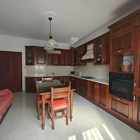 Spacious 4-bedroom Apartamento *