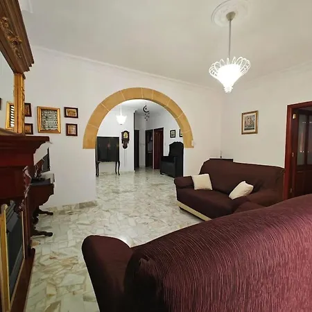 Διαμέρισμα Spacious 4-bedroom *