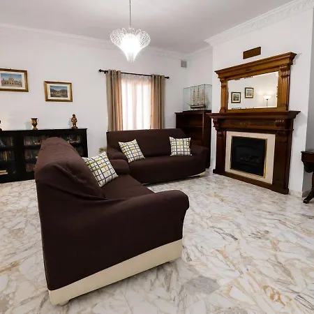 Spacious 4-bedroom * Mosta