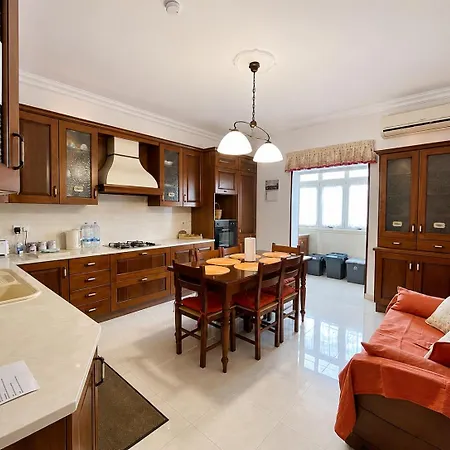 Spacious 4-bedroom Lägenhet
